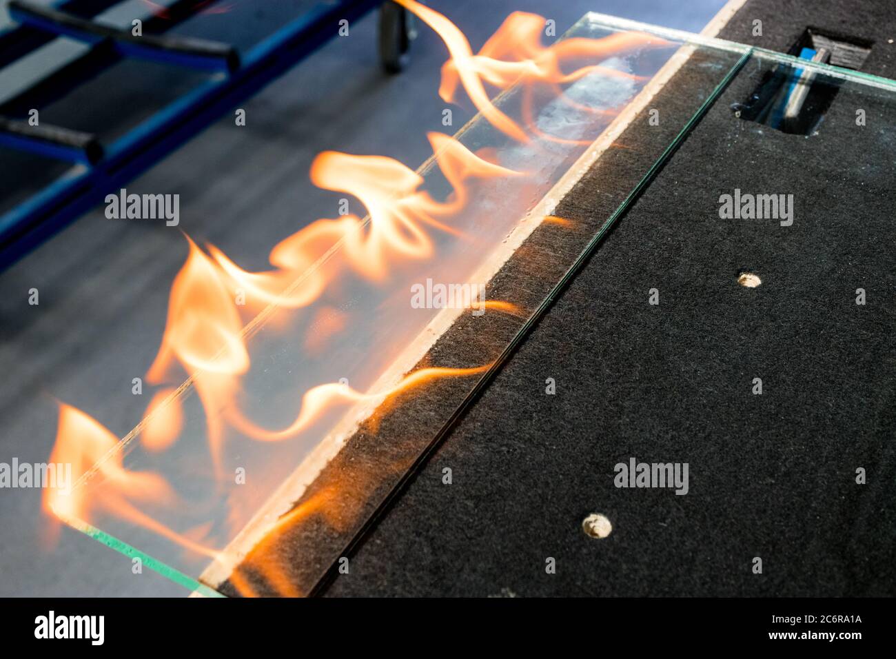 Schneideglas genannt VSG. (Very Safe Glass) Feuer brennend die Folie, die das Glas verbindet Stockfoto
