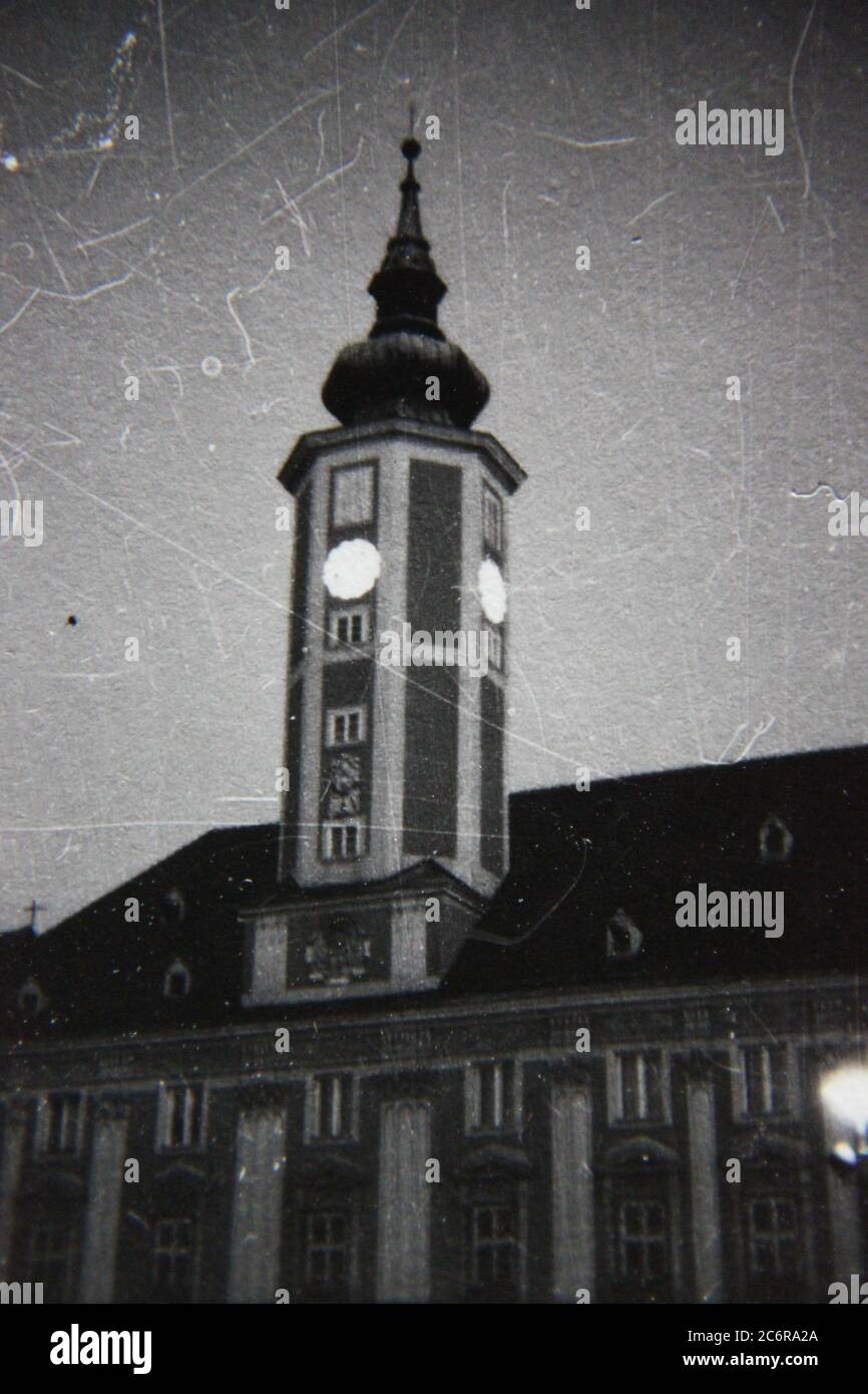 Feine 70er Jahre Vintage schwarz-weiß Lifestyle-Fotografie des lokalen Uhrenturm leuchtet in der Nacht. Stockfoto