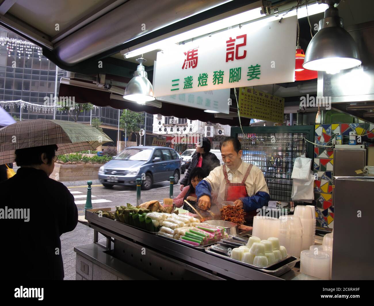 Macau, 5. JANUAR 2010 - traditioneller Straßenhändler, der Schweineknöchel und Ingwereintopf verkauft Stockfoto