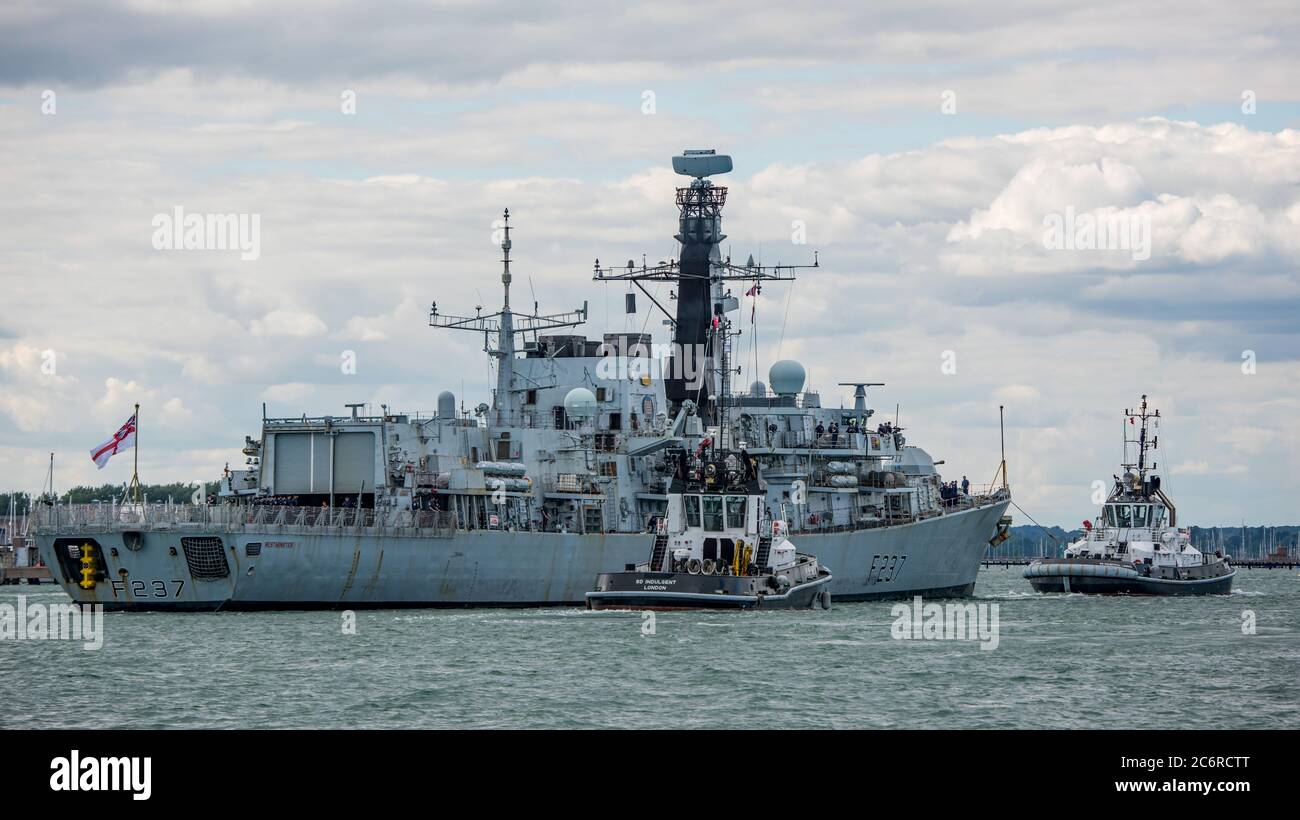 Die Royal Navy Type 23 (Duke Class) Anti-U-Boot Fregatte HMS Westminster (F237) in Portsmouth Harbour, Großbritannien am 10. Juli 2020. Stockfoto