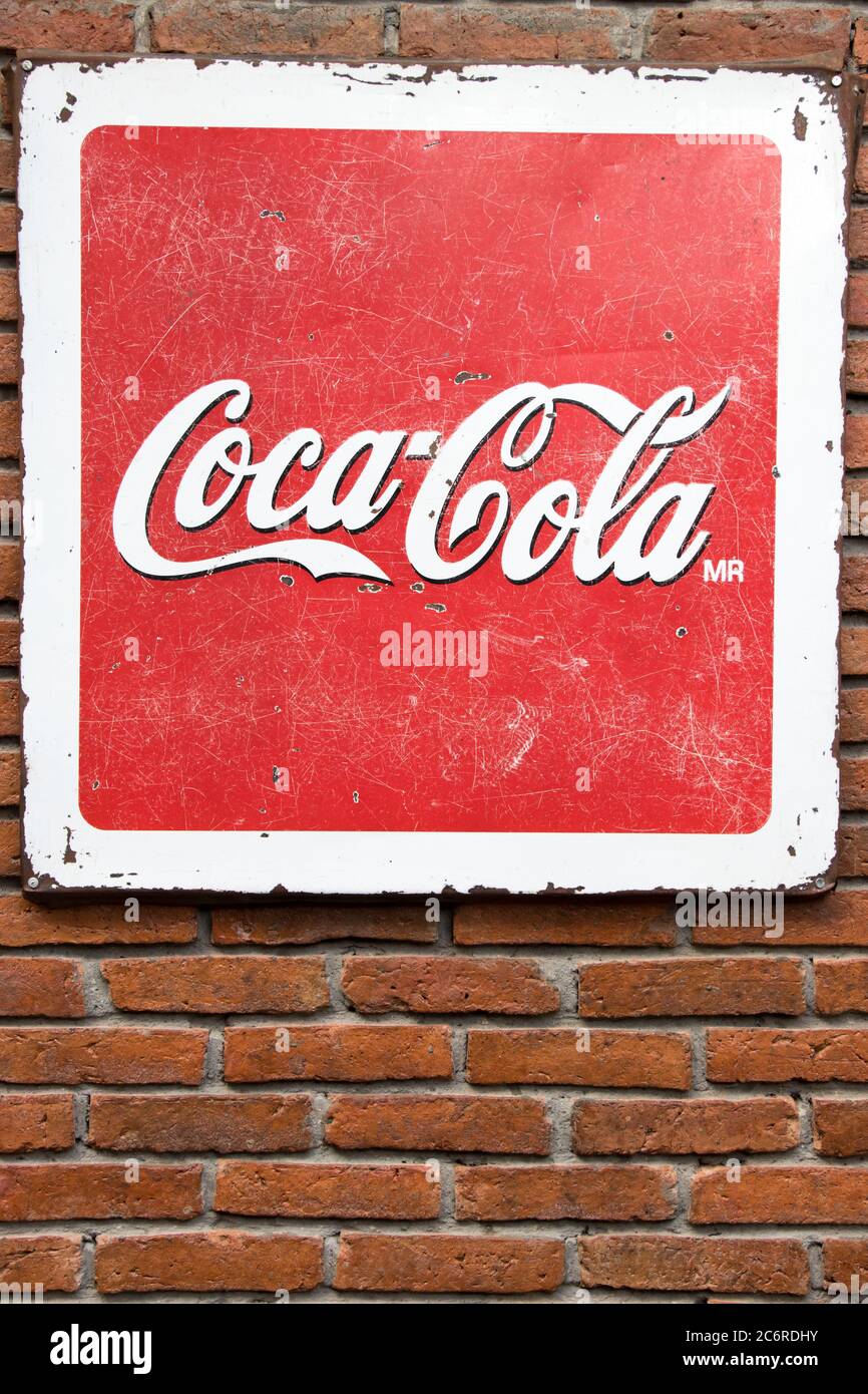 Bangkok, Thailand, 2. Dezember 2017, EINE alte grunge Werbung Plakatwand für Coca-Cola auf einer Ziegelwand. Coca-Cola ist ein beliebtes alkoholfreies Getränk mit Kohlensäure. Stockfoto