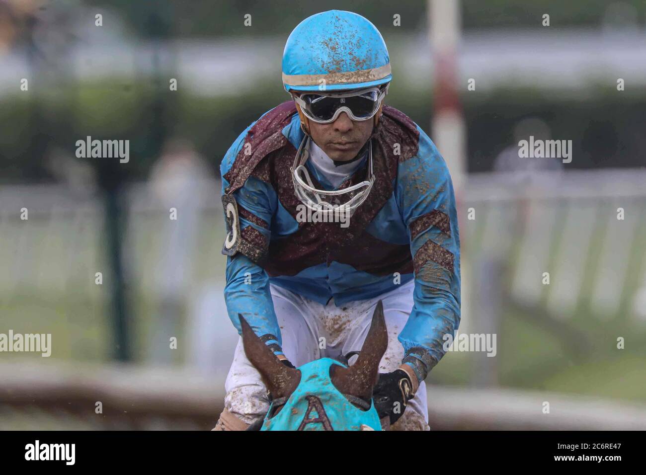 Wilmington, DE, USA. Juli 2020. Jockey HORACIO KARAMANOS (3) sah schlammig nach dem 83. Lauf des Delaware Handicap Samstag, Juli. 11, 2020, auf der Rennstrecke Delaware Park in Wilmington Delaware. Kredit: Saquan Stimpson/ZUMA Wire/Alamy Live Nachrichten Stockfoto