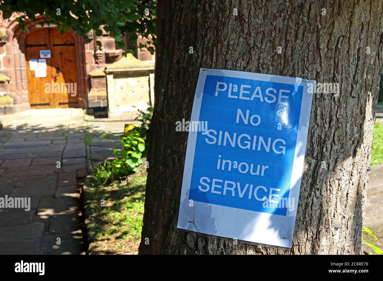 St Andrews Kirche Tarvin, Cheshire, England, UK, Bitte kein Singen in unserem Service-Zeichen, Covid19, Coronavirus, Vorsichtsmaßnahmen Stockfoto