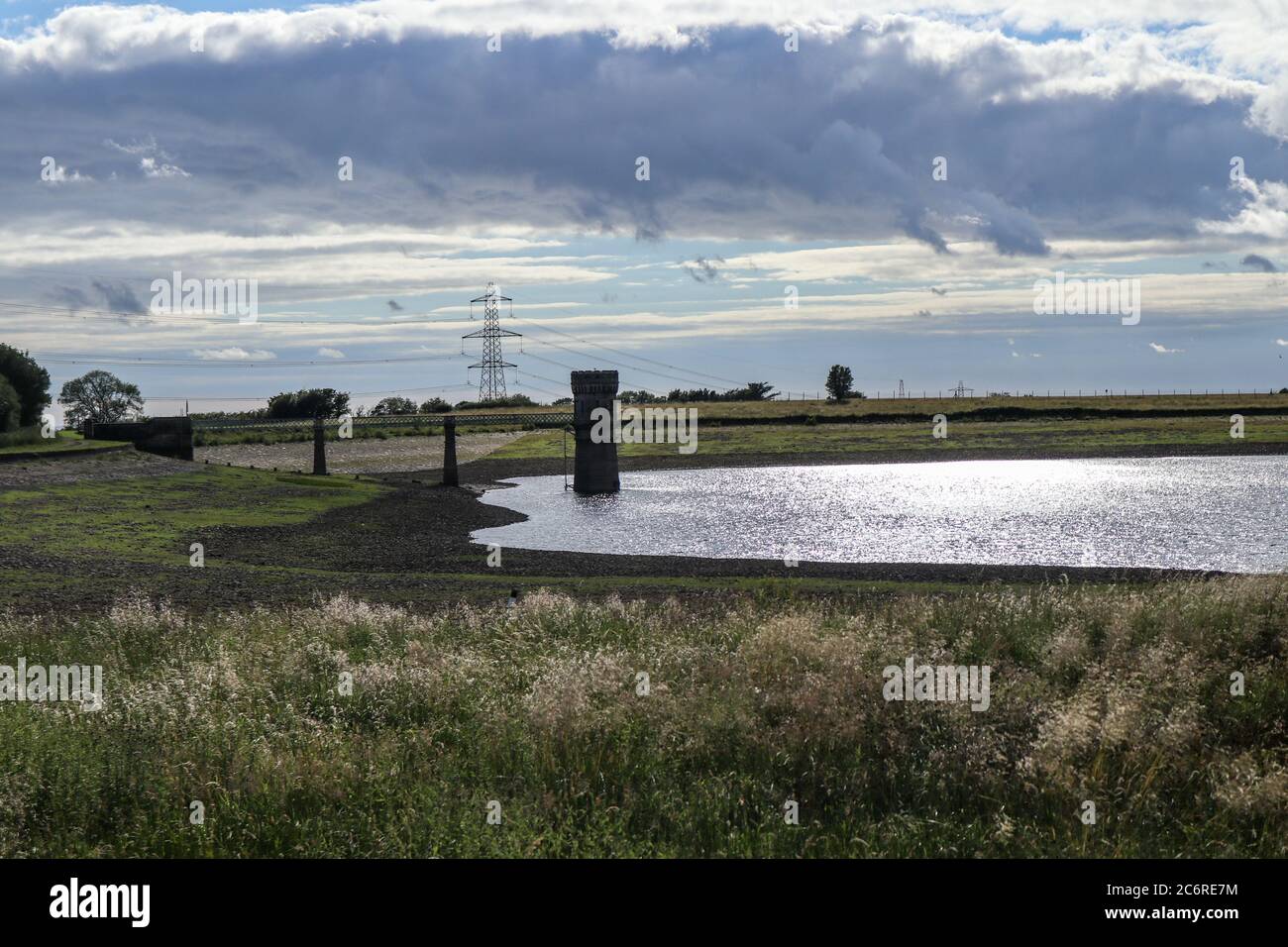 Blea Tarn Reservoir, Lancaster, Lancashire, Großbritannien. Juli 2020. Wasserspiegel haben in BLE Tarn Resivor das Reservoir, das geöffnet wurde i 1902, und ist im Besitz von United Utilities gesunken. Die Aktie von United Utilities liegt derzeit bei 69.5%, was nach den starken Regenfällen in den letzten Wochen um 8.1% zugenommen hat. Clouds Credit: PN News/Alamy Live News Stockfoto