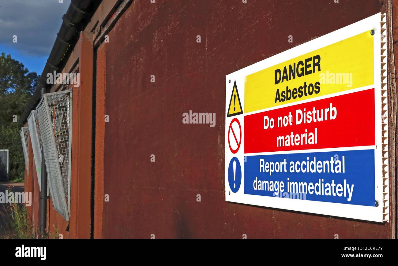 Gefahr, ACMs, Zeichen für Asbest enthaltende Materialien, Gefahr Asbest, Material nicht stören, Unfallschäden sofort melden Stockfoto