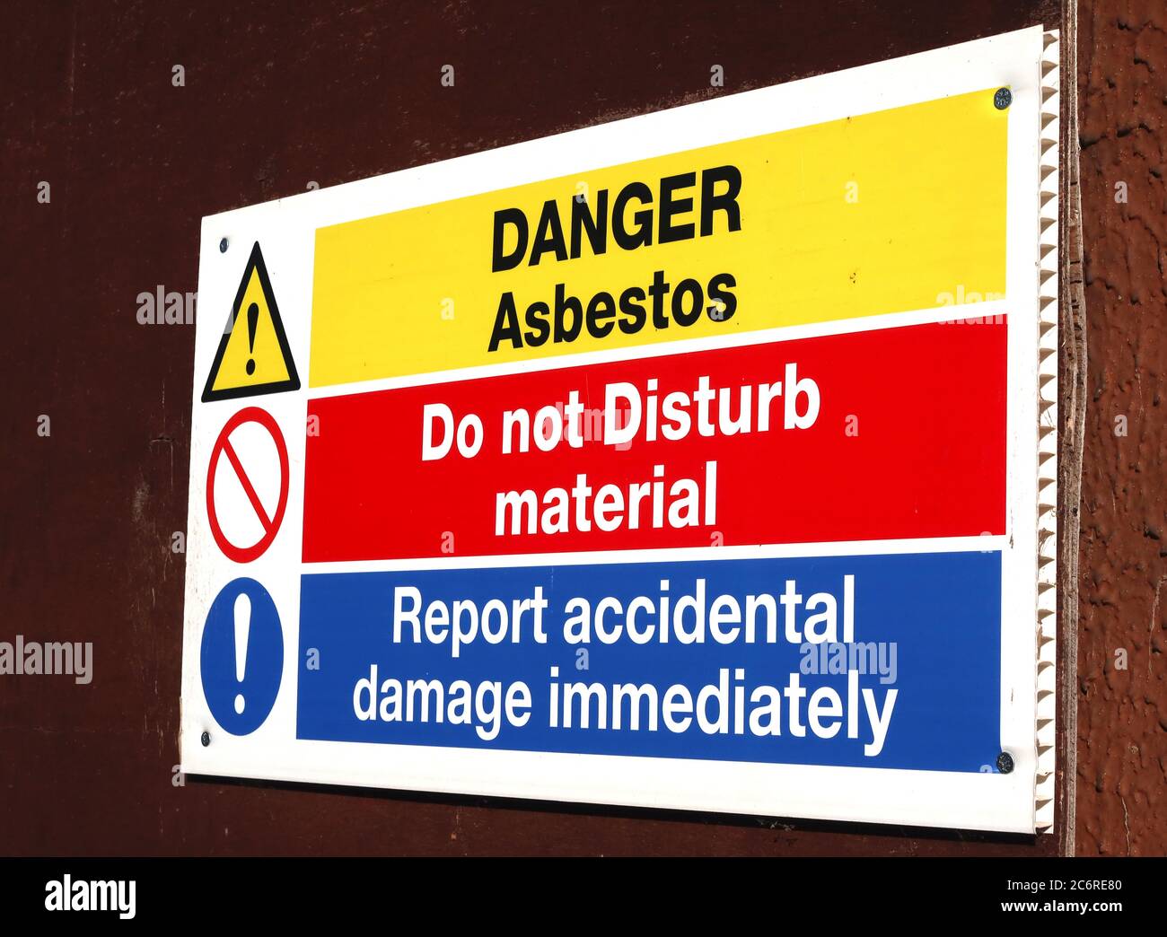 Gefahr, ACMs, Zeichen für Asbest enthaltende Materialien, Gefahr Asbest, Material nicht stören, Unfallschäden sofort melden Stockfoto