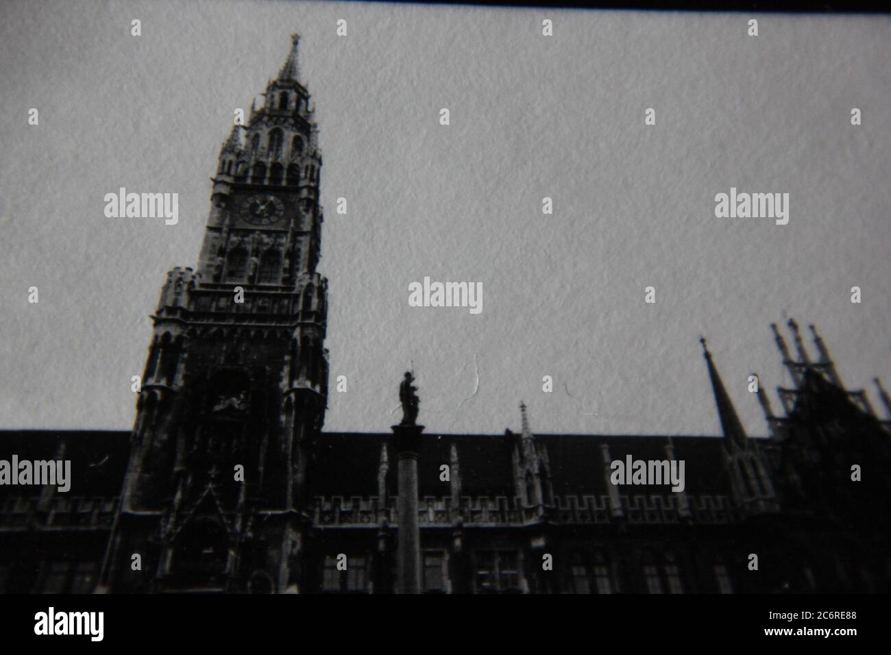 Feine Schwarz-Weiß-Lifestyle-Fotografie der 70er Jahre vom Münchner Uhrenturm, Rathaus-Glockenspiel, Marienplatz. Stockfoto