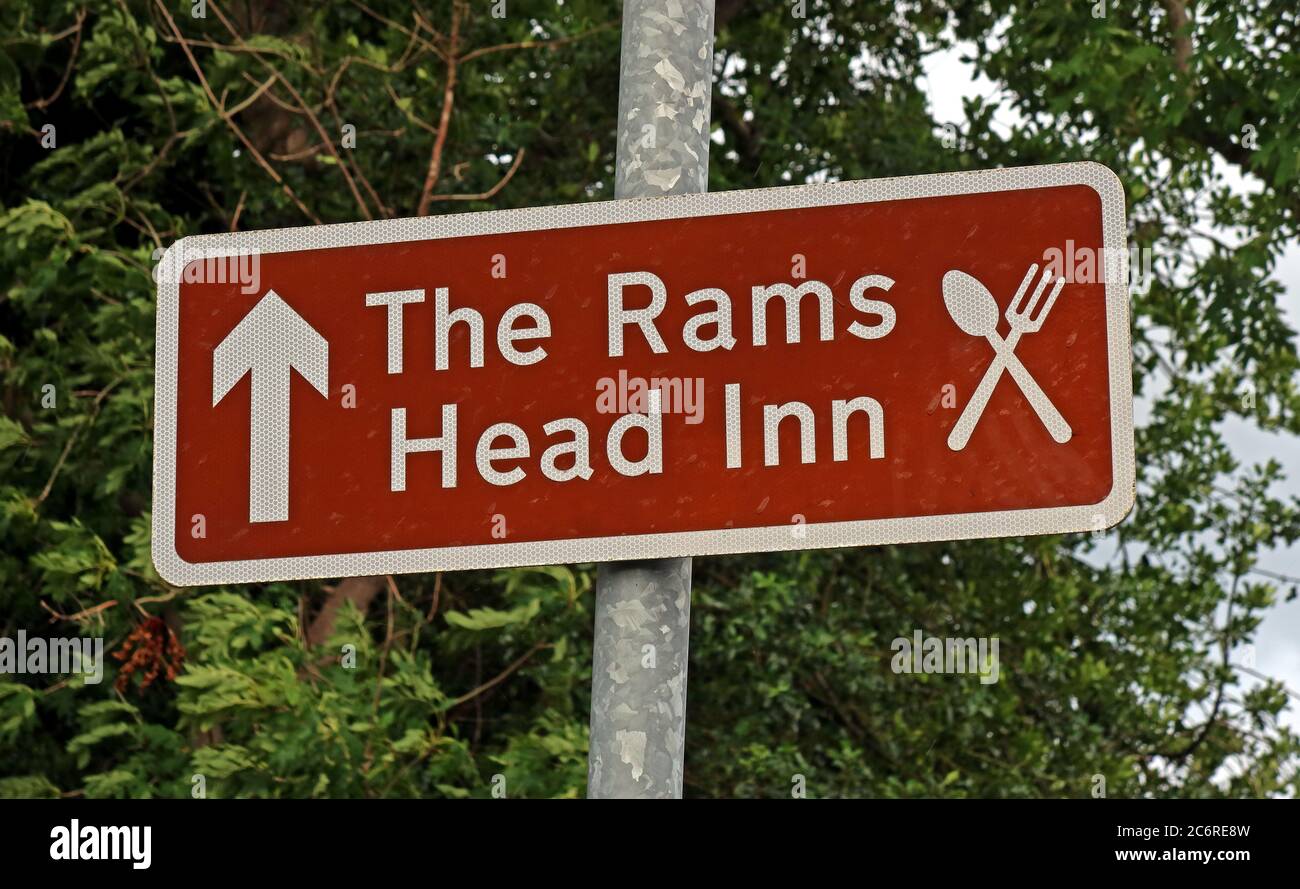 Braunes Schild, das Rams Head Inn, Church Lane, Grappenhall Village, Warrington, Cheshire, England, Großbritannien, WA4 3EP Stockfoto