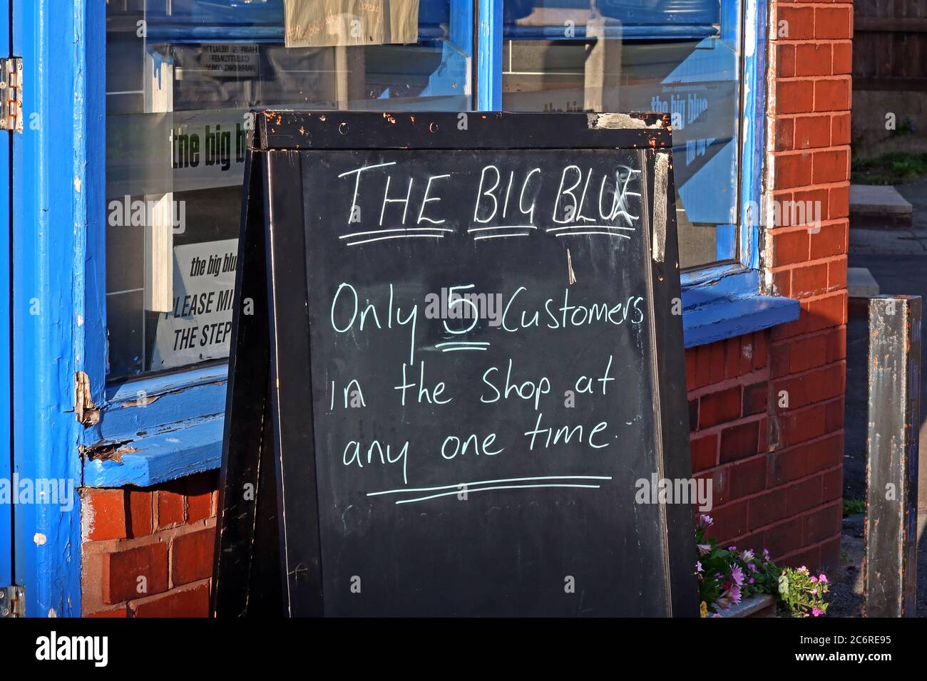 Soziale Distanzierung im Big Blue, Fish and Chip Shop, 177 Knutsford Rd, Grappenhall, Warrington, Cheshire, England, UK, WA4 2QL Stockfoto