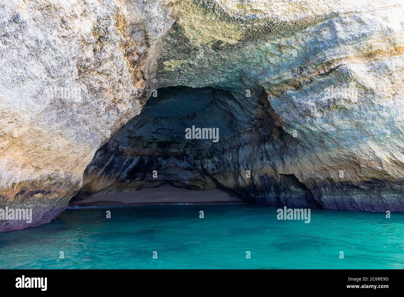 Benagil Höhle von der Seeseite. Schöne natürliche Meereshöhle mit smaragdgrünem Wasser und Atlantik in Carvoeiro Stockfoto