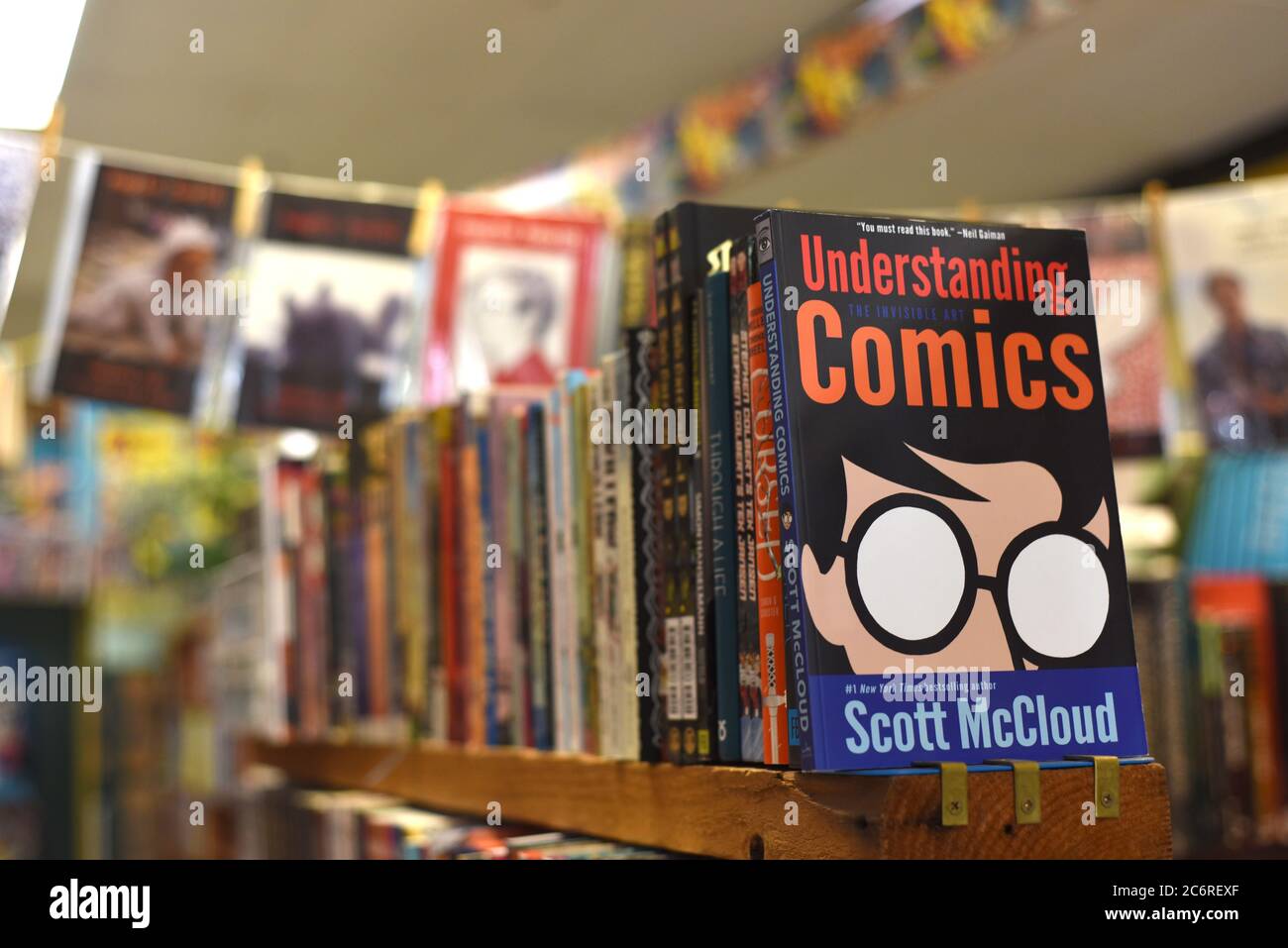 Eine Kopie von Scott McCloud’s Geschichte der Comics Understanding Comics: The Invisible Art befindet sich auf einem Bücherregal im Comic-Buchladen Legends Comics & Books Stockfoto