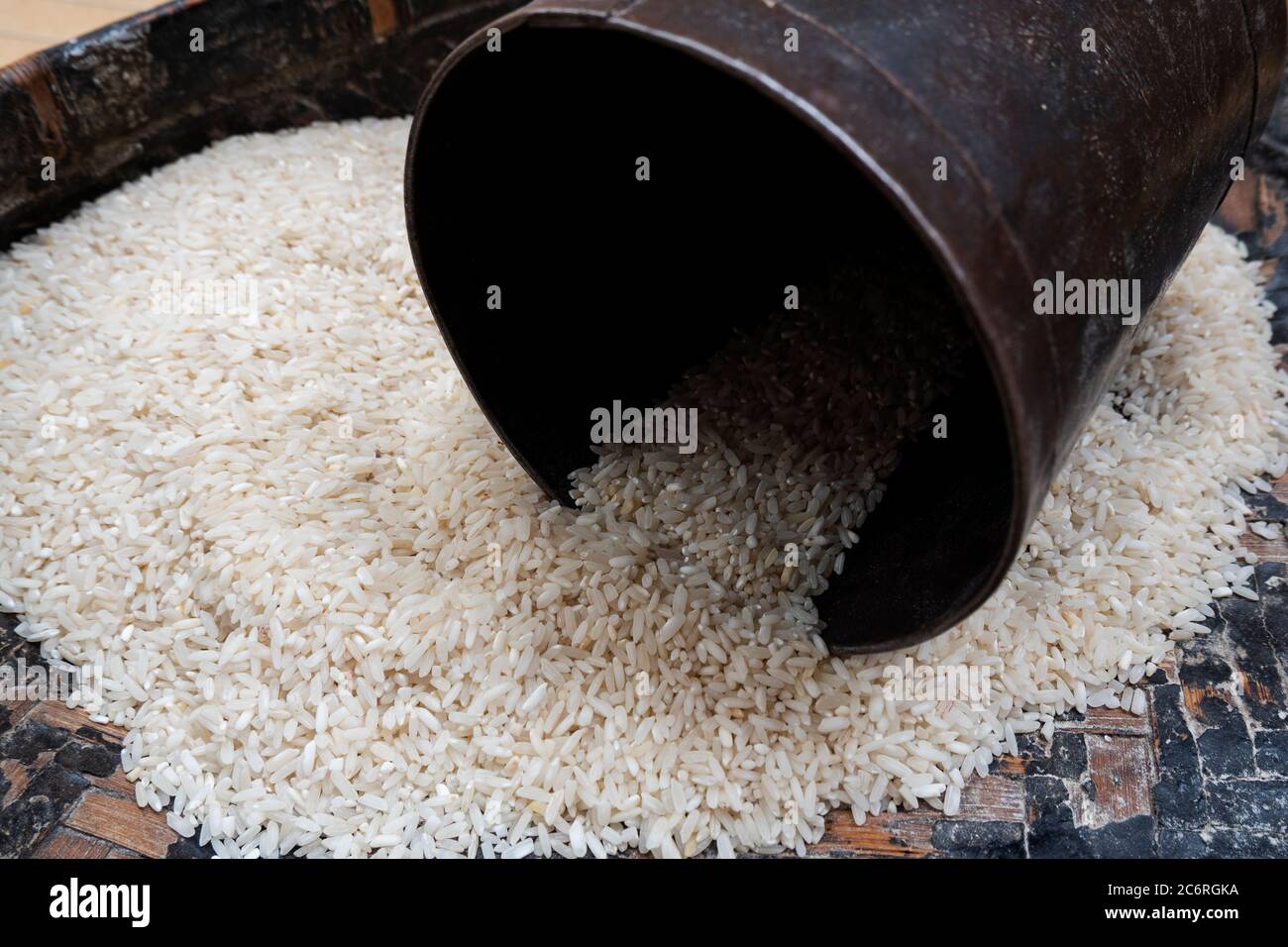 Indische Reis/Getreide Messeisen Ausrüstung isoliert auf Reis Hintergrund Stockfoto