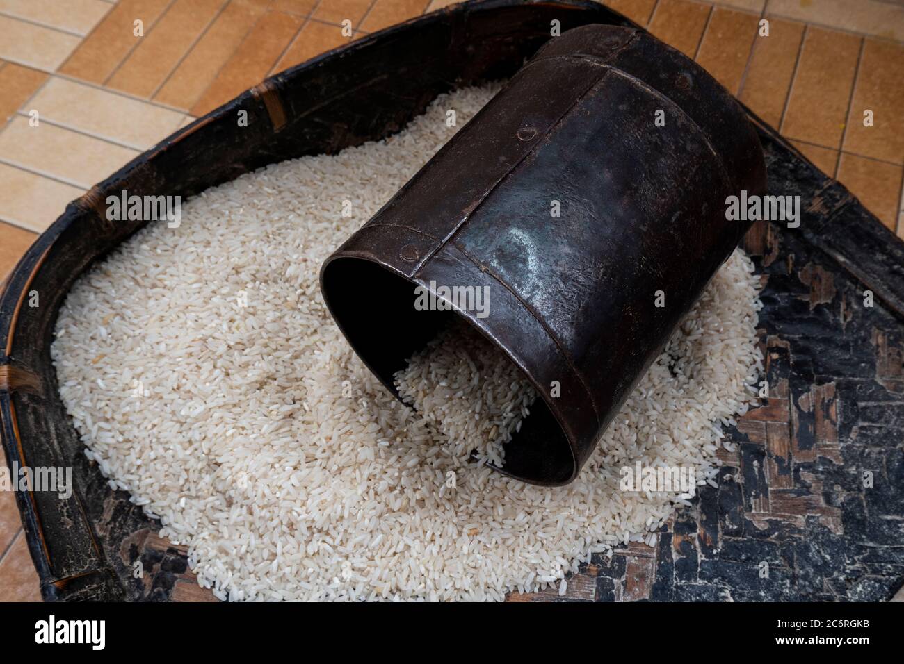Indische Reis/Getreide Messeisen Ausrüstung isoliert auf Reis Hintergrund Stockfoto