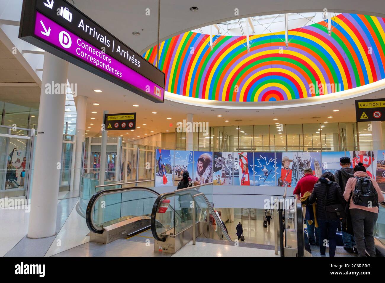 Flughafenreisen, Flughafenkunstwerke, Fluggäste, die am internationalen Flughafen Toronto Pearson Terminal 1 ankommen, internationale Ankunftsterminal, Toronto, Kanada Stockfoto