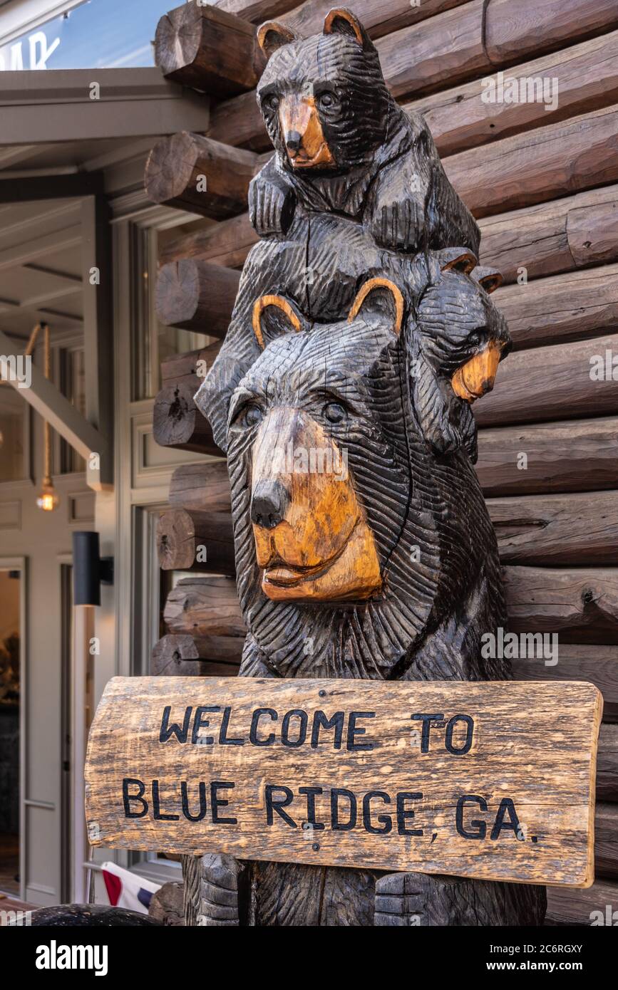 Geschnitzte Holzbären begrüßen Besucher von Blue Ridge, Georgia, in der Blue Ridge Mountain Mall in Downtown Blue Ridge. (USA) Stockfoto