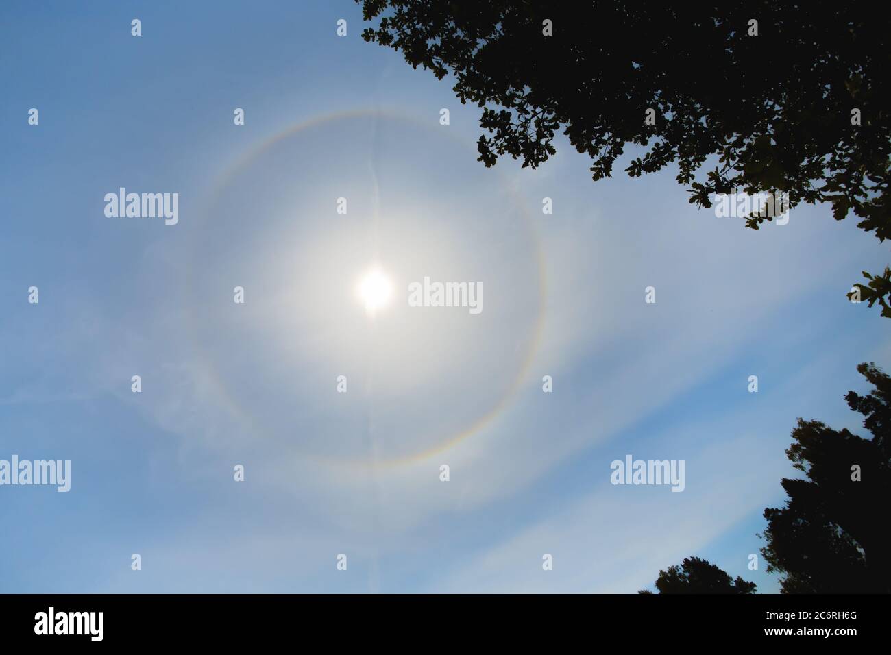 Atmosphärischer optischer Effekt umkreist die Sonne am heißen Sommertag. Atmosphärisches Halo-Phänomen um die Sonne Stockfoto