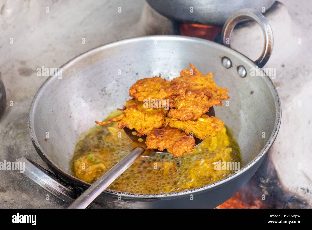 Kofta (Fried Crispy Pakoda) in Öl in Pfanne auf traditionellen Herd frittiert Stockfoto