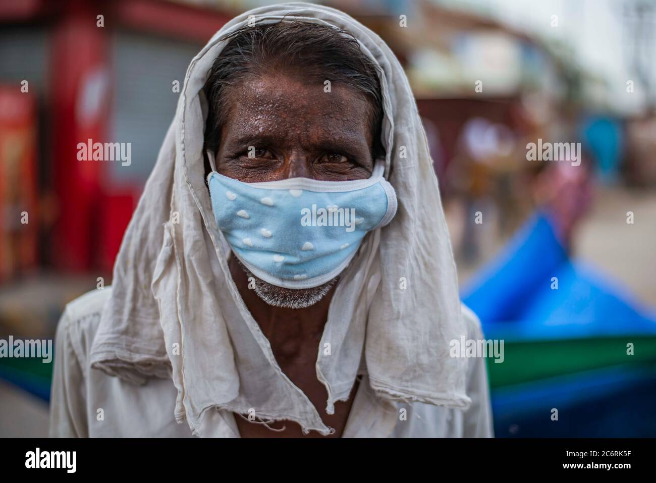 Ghaziabad, Indien. Juli 2020. Ein besorgter armer Mann, der eine Gesichtsmaske trägt, als Vorsichtsmaßnahme inmitten der Sperre.Uttar Pradesh verhängen eine 55-stündige Sperre, bei der alle nicht notwendigen Dienste nach einer raschen Zunahme der Coronavirus-Fälle in den letzten Tagen ausgesetzt wurden. Kredit: SOPA Images Limited/Alamy Live Nachrichten Stockfoto