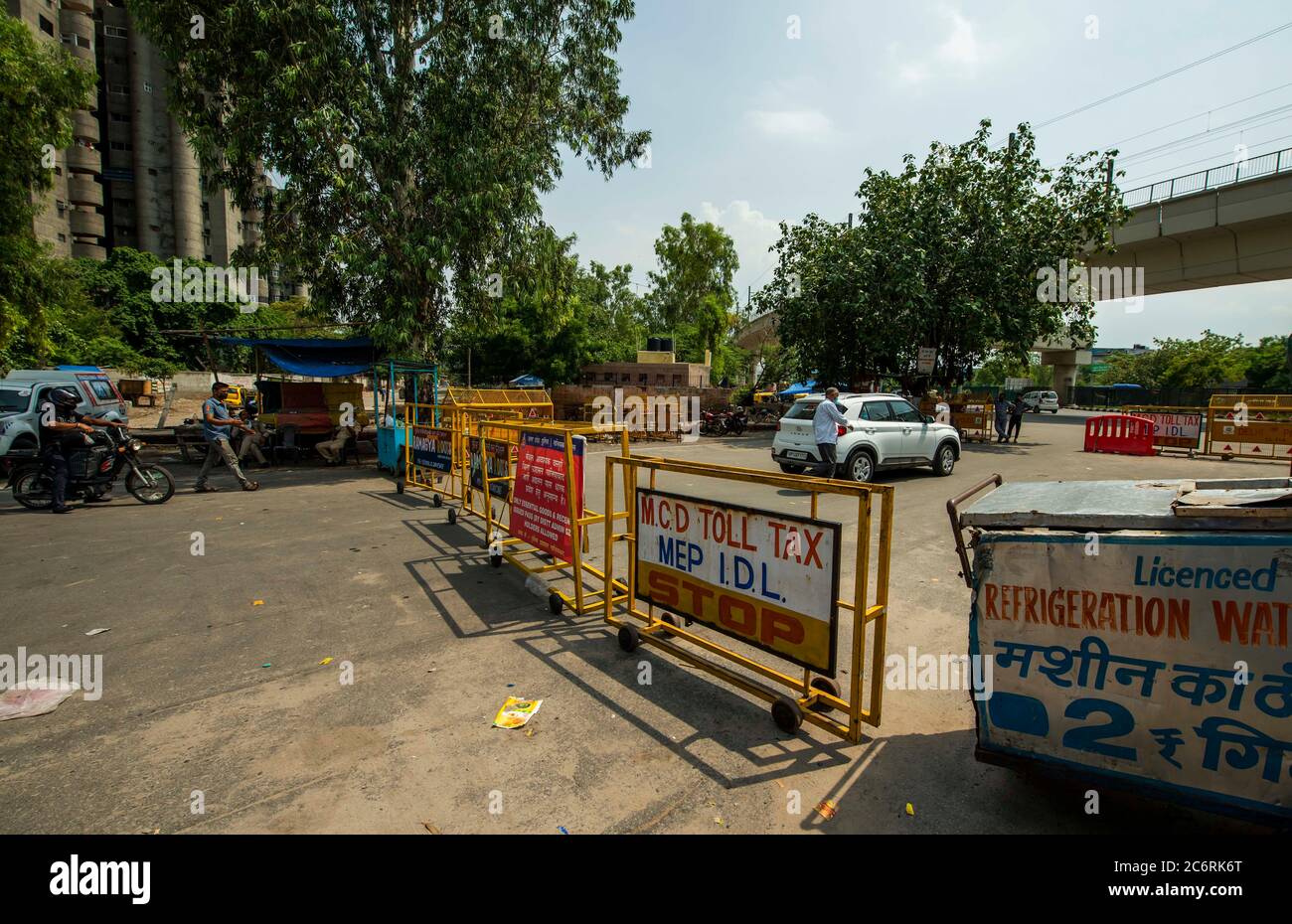 Ghaziabad, Indien. Juli 2020. Abgedichtet vor der Grenze zwischen Delhi und Uttar Pradesh, verhängen Uttar Pradesh eine 55-stündige Sperre, bei der alle nicht notwendigen Dienste nach einer raschen Zunahme der Coronavirus-Fälle in den letzten Tagen ausgesetzt wurden. Kredit: SOPA Images Limited/Alamy Live Nachrichten Stockfoto