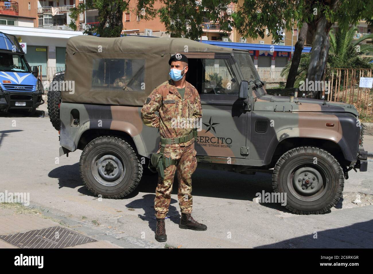 Italienische Soldaten Garnison vor der roten Zone der ehemaligen Cirio Paläste während eines neuen Ausbruchs der Infektion mit covid-19. Stockfoto