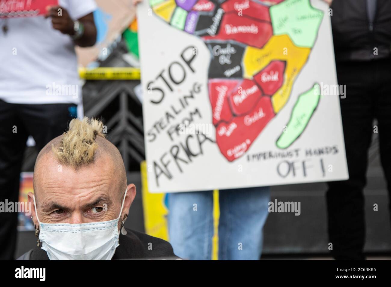 London, Großbritannien. Juli 2020. Protestler, der während der Demonstration eine Gesichtsmaske trägt, als Vorsichtsmaßnahme gegen die Ausbreitung des Coronavirus.Unilever beschuldigt Verbrechen gegen Menschen und Umwelt und Demonstranten demonstrieren vor dem Hauptquartier des Unilever House, 100 Victoria Embankment. Kredit: SOPA Images Limited/Alamy Live Nachrichten Stockfoto