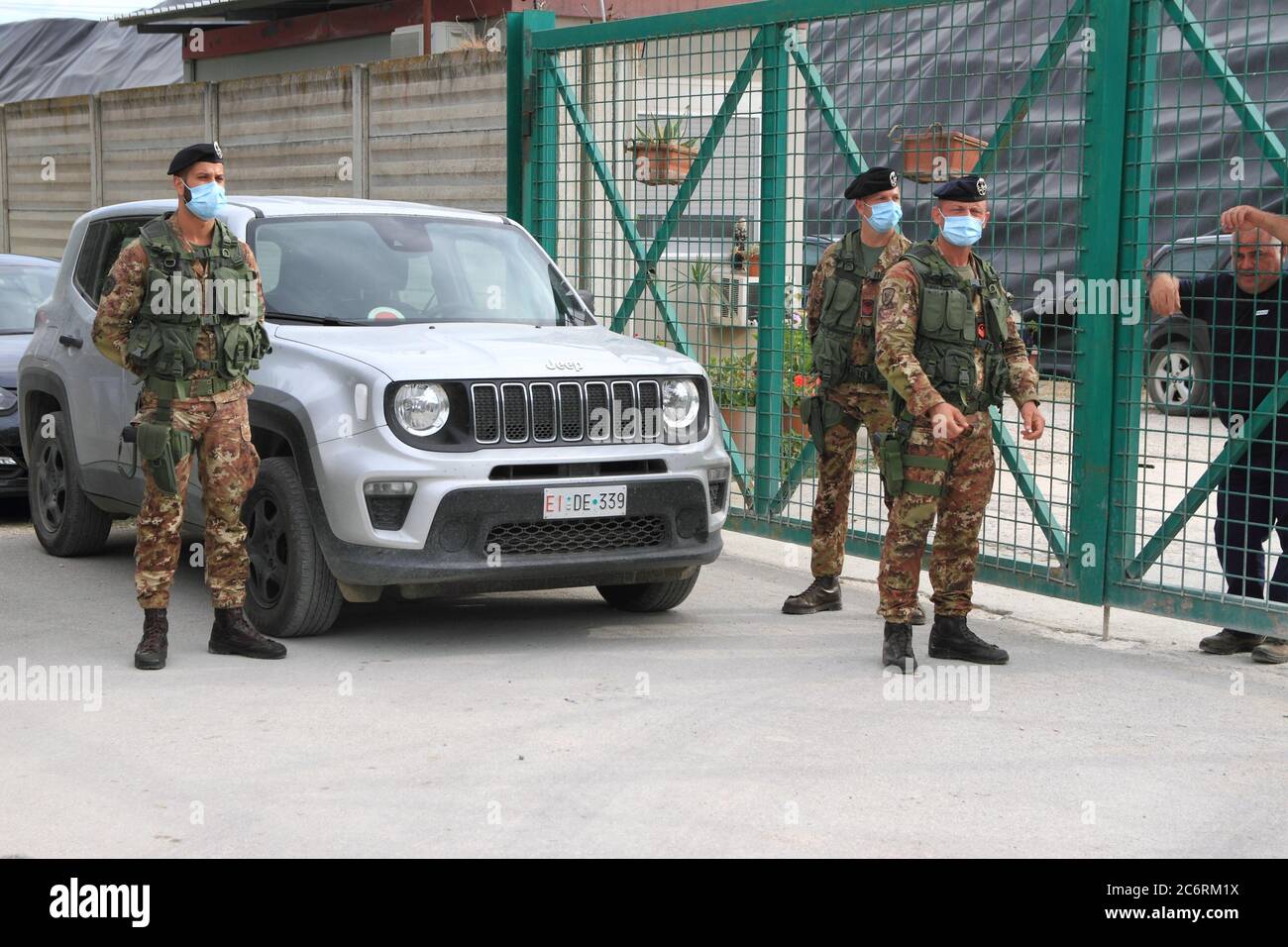 Militärische Garnison der italienischen Armee vor dem Tor der Mülldeponie der Taverna del Re , der größten in der Region Kampanien. Stockfoto