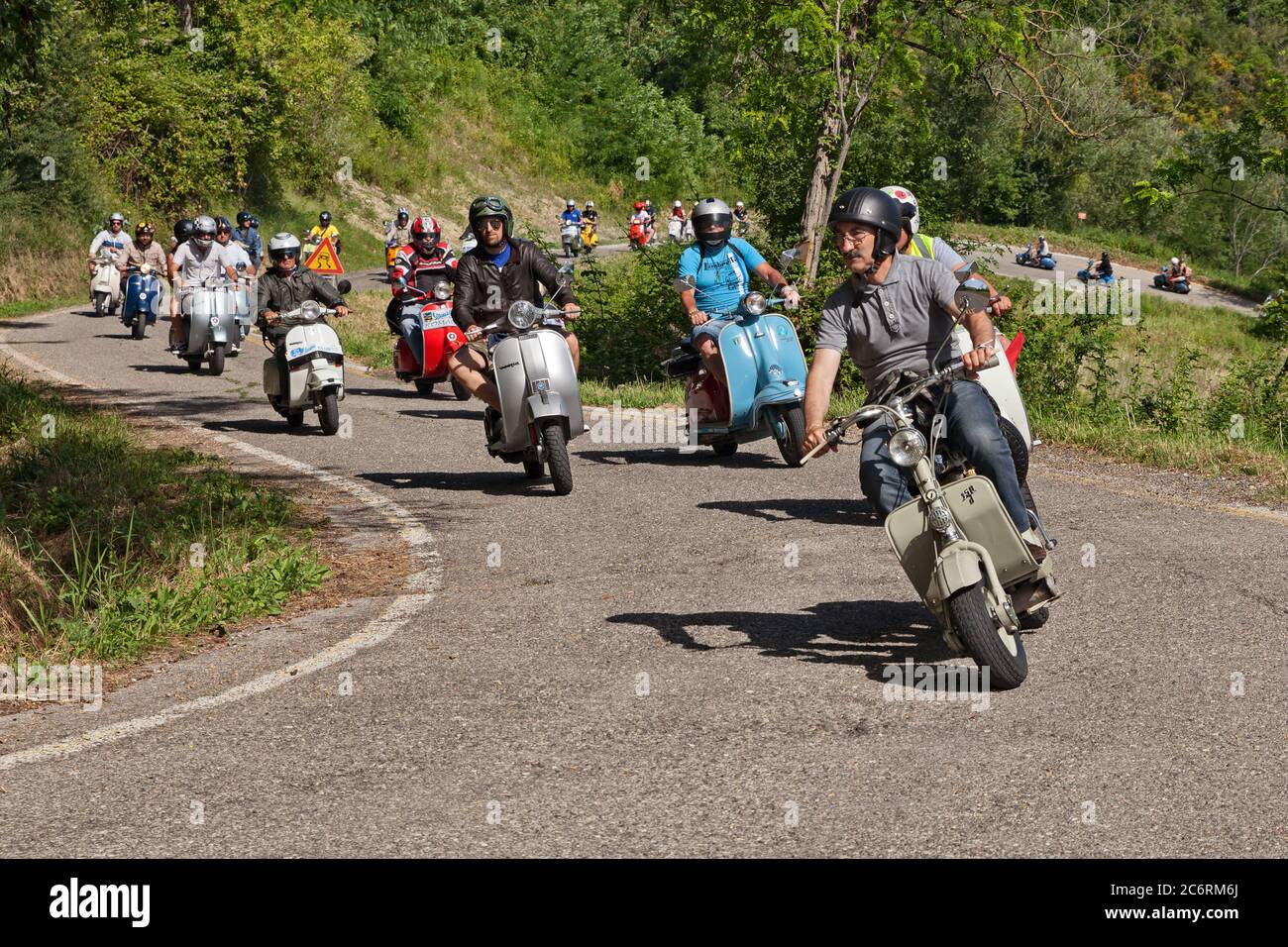 Gruppe von Bikern Reiten italienischen Oldtimer-Roller Lambretta und Vespa auf den Hügeln während der Roller Rallye I colli di Romagna, am 26. Juni 2016 in Cese Stockfoto