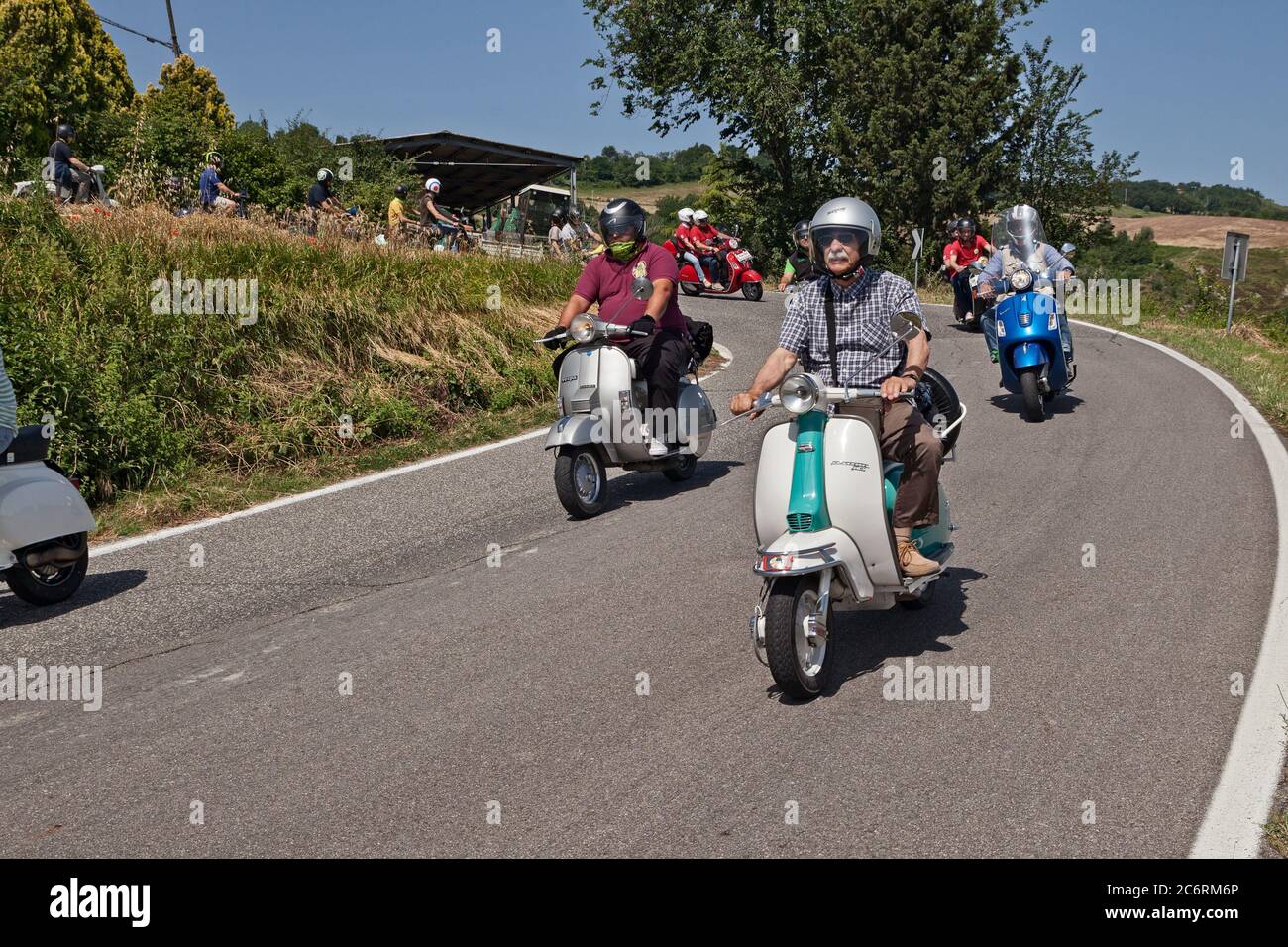 Gruppe von Bikern Reiten italienischen Oldtimer-Roller Lambretta und Vespa auf den Hügeln während der Roller Rallye I colli di Romagna, am 26. Juni 2016 in Cese Stockfoto