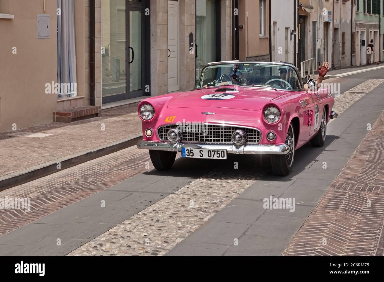 Amerikanischer Oldtimer Ford Thunderbird (1956) im Oldtimer-Rennen Mille Miglia, am 19. Mai 2017 in Gatteo, FC, Italien Stockfoto
