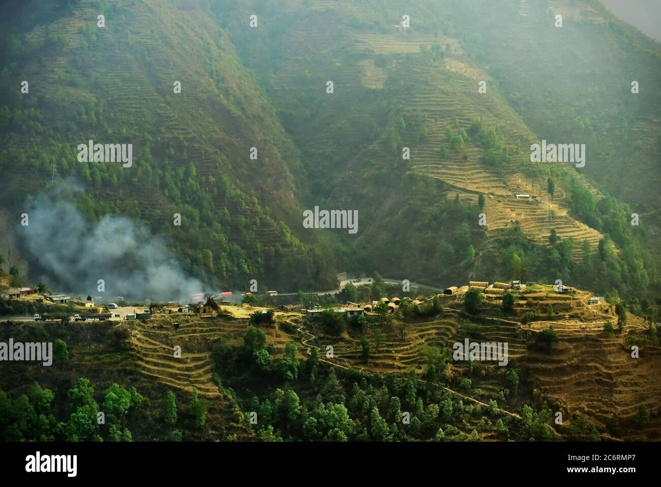 Ein Blick auf eine Straße, ein Teil von Nepals Strategic Road Network (SRN), und Siedlungen, die auf einem steilen Hügel am Rande des Kathmandu Valley, am Rande der Stadt Kathmandu, Nepal. Archivfoto (2016). Das Straßennetz in Nepal erlitt durch das Erdbeben von 2015 mäßige Schäden. Die geschätzten Schäden für das strategische Straßennetz (SRN) betrugten 45.9 Millionen USD, während die Gesamtverluste auf 5.26 Millionen USD geschätzt wurden. Auf Local Road Network (LRN) betrug der geschätzte Gesamtschäden 124.85 Millionen USD, während der Gesamtschäden 42.74 Millionen USD betrug. Stockfoto
