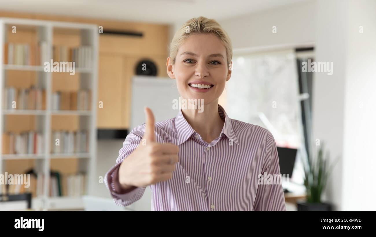 Kopfbild Porträt lächelnd Geschäftsfrau zeigen Daumen nach oben Stockfoto