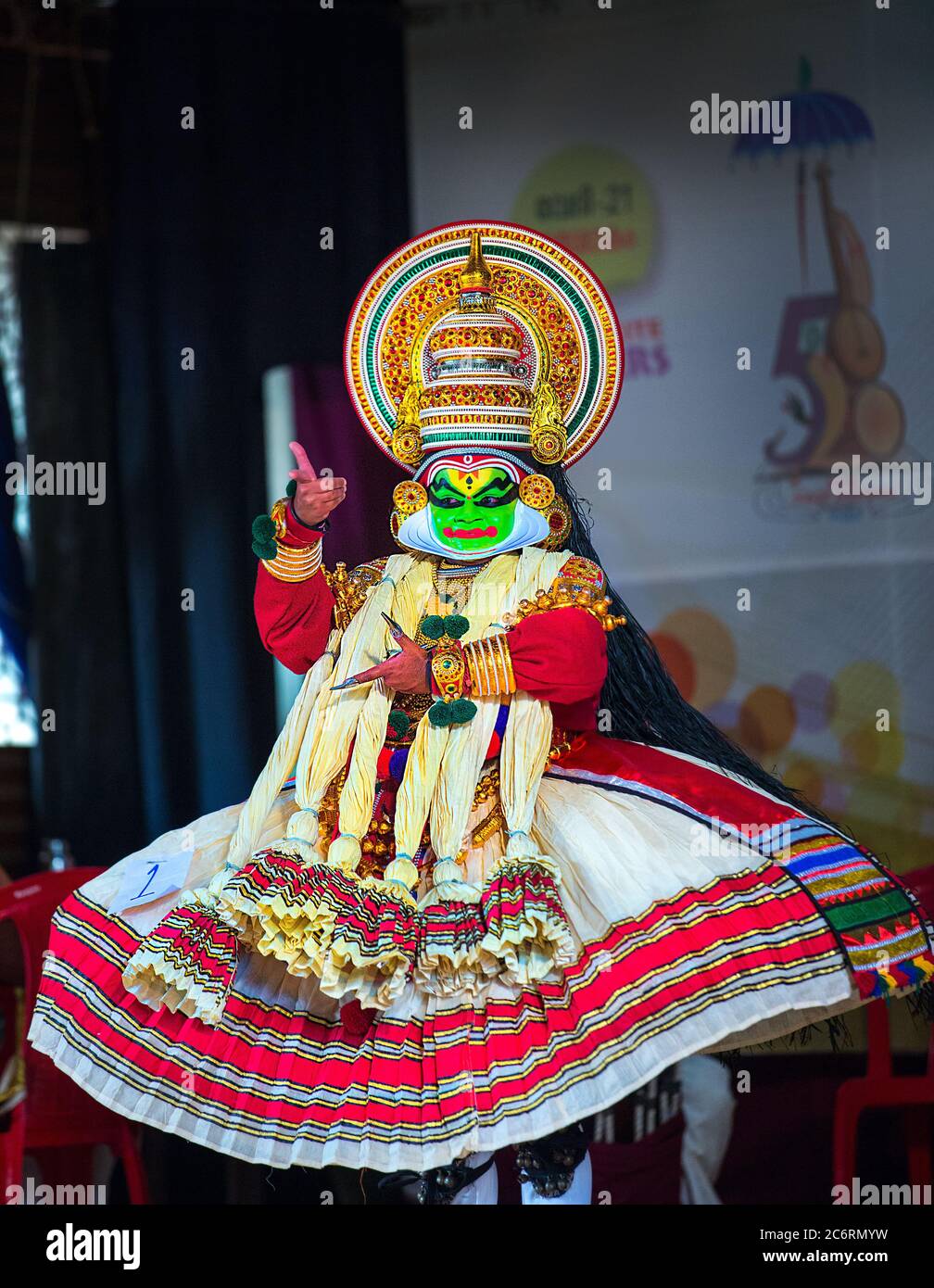 Tänzer in traditionellen Kostümen führen den südindischen Tanz/Drama von Kathakali in Kerala, Indien auf. Kerala Stockfoto