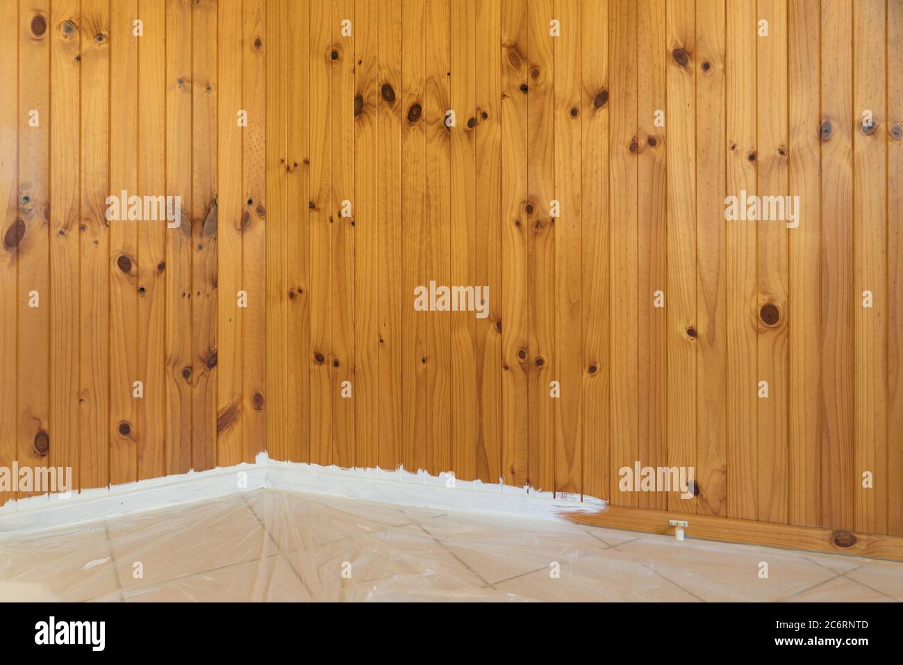 Naturholz Feder und Nut Wand weiß mit Kunststoff Drop-Blatt auf Fliesenboden lackiert Stockfoto