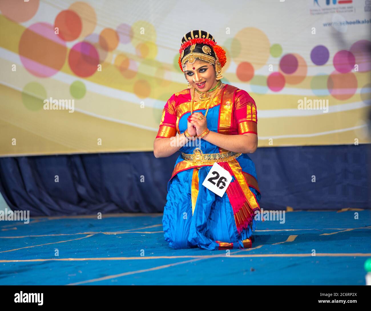 Südindische Frau, die Bharatnatyam den klassischen Tanz Indiens aufführt, Stockfoto