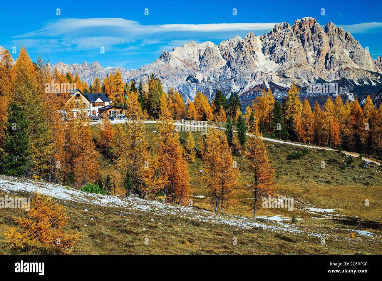 Nette Bergunterkunft Platz mit Holzhaus im Wald. Schöne Freizeit-und Wanderziel in den bunten Herbstwald, Dolomiten Stockfoto