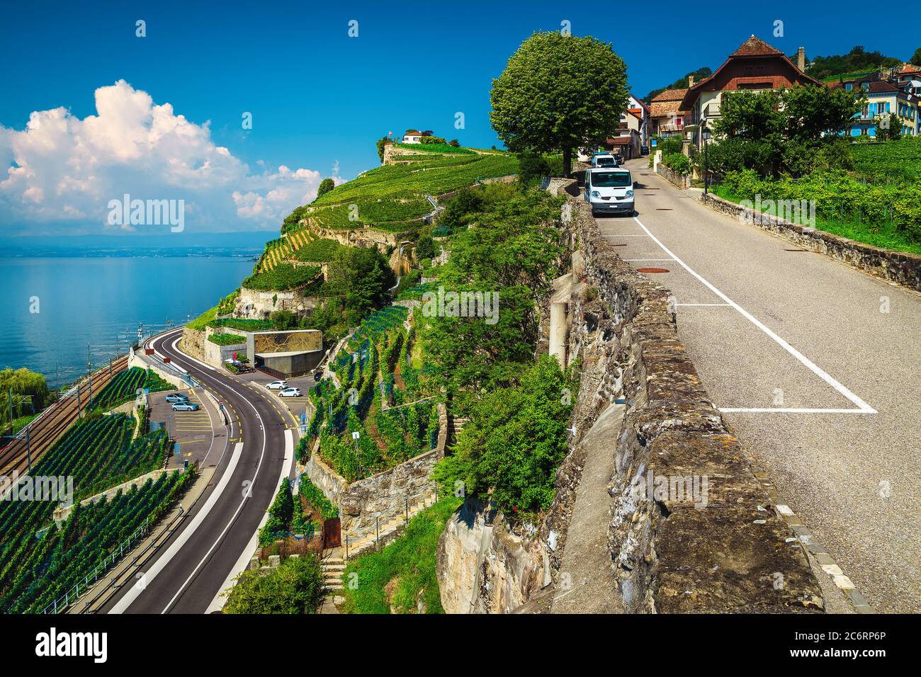 Schöne terrassenförmige Weinberge und kurvenreiche Straße am Ufer des Genfer Sees in der Nähe von Lausanne, Dorf Rivaz, Kanton Waadt, Schweiz, Europa Stockfoto