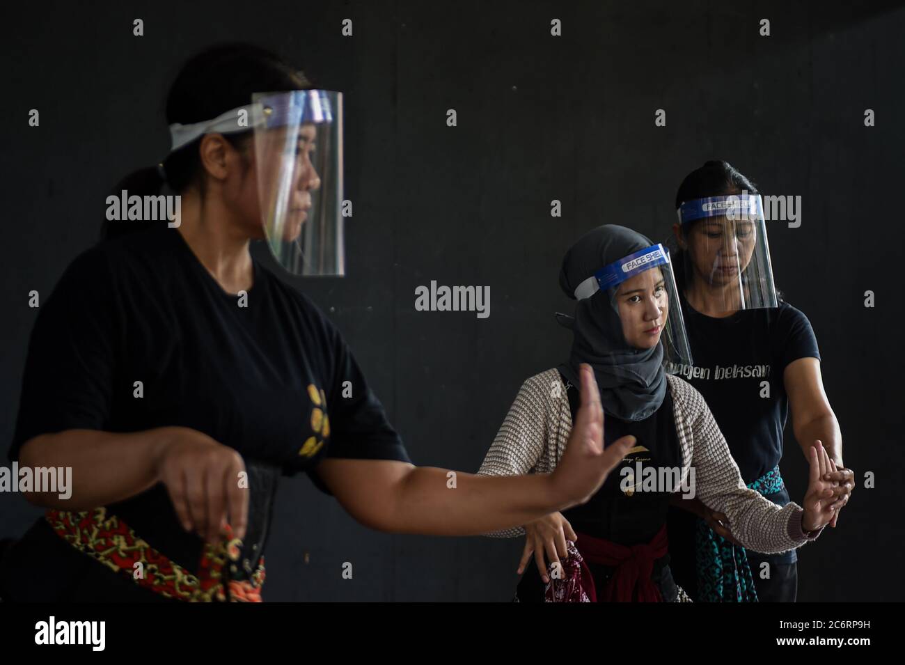 Peking, Indonesien. Juli 2020. Mitglieder der Surya Kirana Tanzgruppe mit Gesichtsschilden üben javanesischen traditionellen Tanz während des COVID-19 Ausbruchs in Desa Seni im wunderschönen Indonesia Miniature Park (TMII), Jakarta, Indonesien, 11. Juli 2020. Mitglieder der Tanzgruppe hielten wöchentliche Praxis nach dem Gesundheitsprotokoll ab, nachdem das TMII für die Öffentlichkeit wiedereröffnet wurde. Quelle: Agung Kuncahya B./Xinhua/Alamy Live News Stockfoto