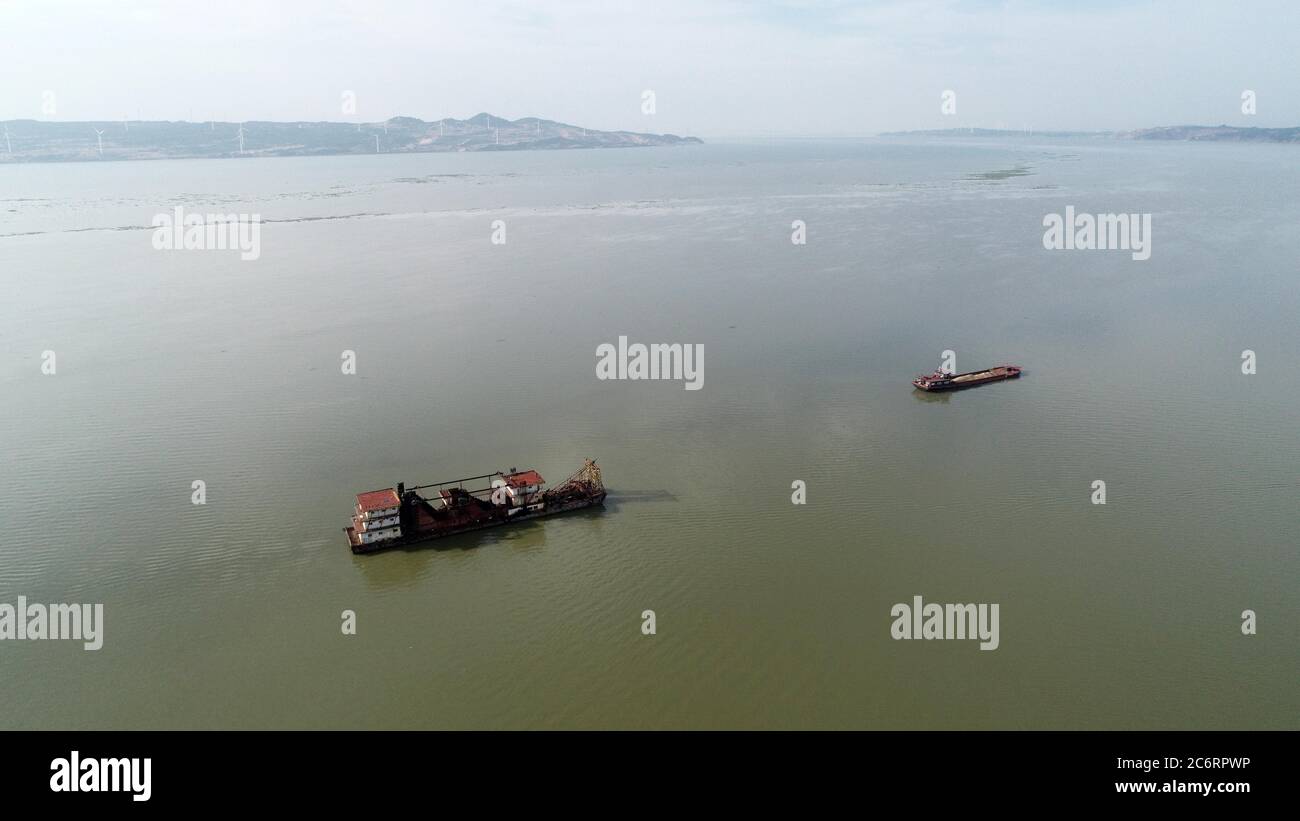 Nanchang. Juli 2020. Boote sind auf dem Poyang See in der ostchinesischen Provinz Jiangxi, 12. Juli 2020 zu sehen. Der Poyang See, Chinas größter Süßwassersee in der östlichen Provinz Jiangxi, sah seinen Wasserstand auf ein Rekordhoch am Samstag Mitternacht steigen, nach der Provinz Department of Water Resources. Quelle: Peng Zhaozhi/Xinhua/Alamy Live News Stockfoto