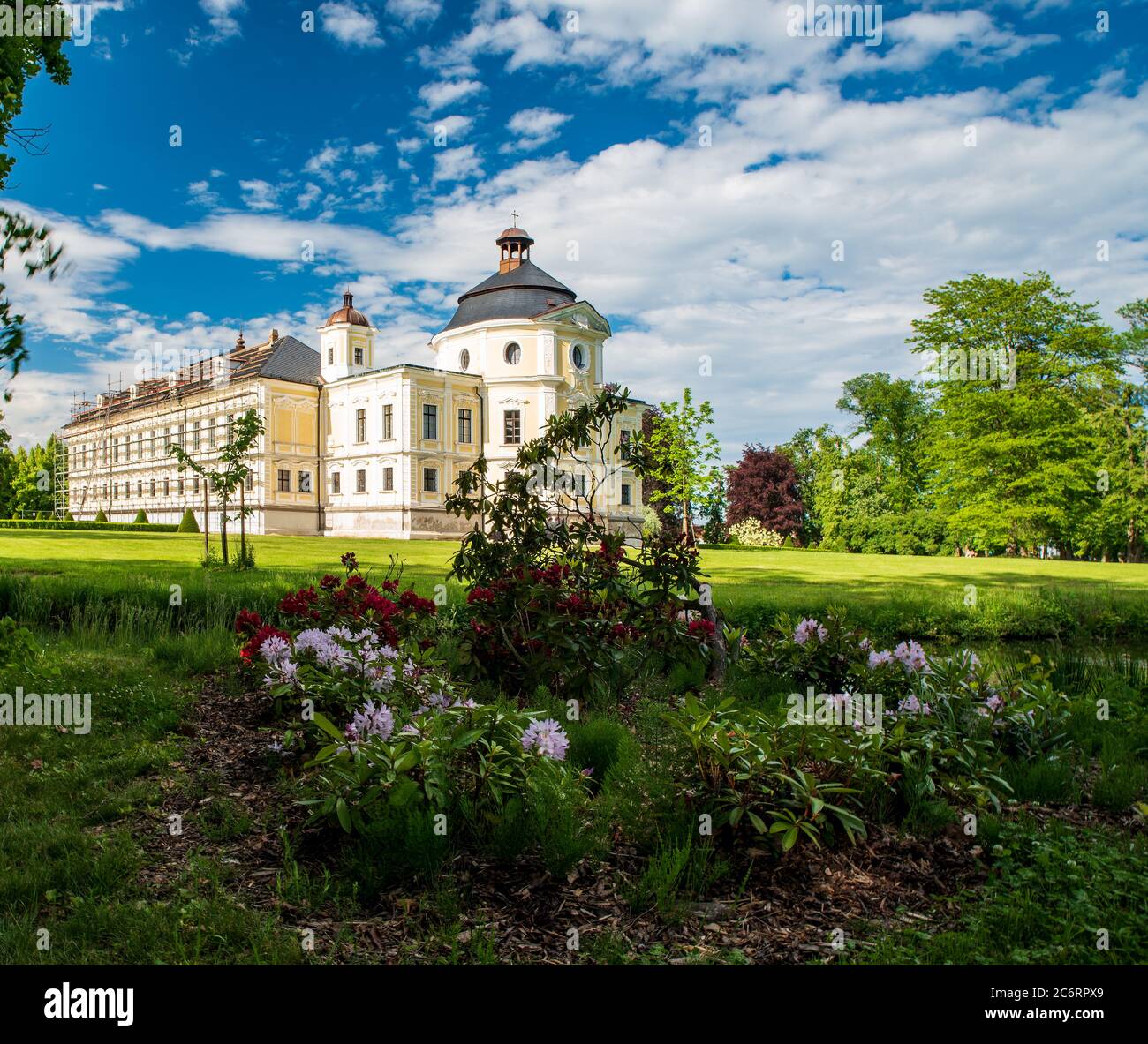 Kravare Burg mit öffentlichen Park in der Nähe von Opava Stadt in der Tschechischen republik während schönen Frühlingstag Stockfoto
