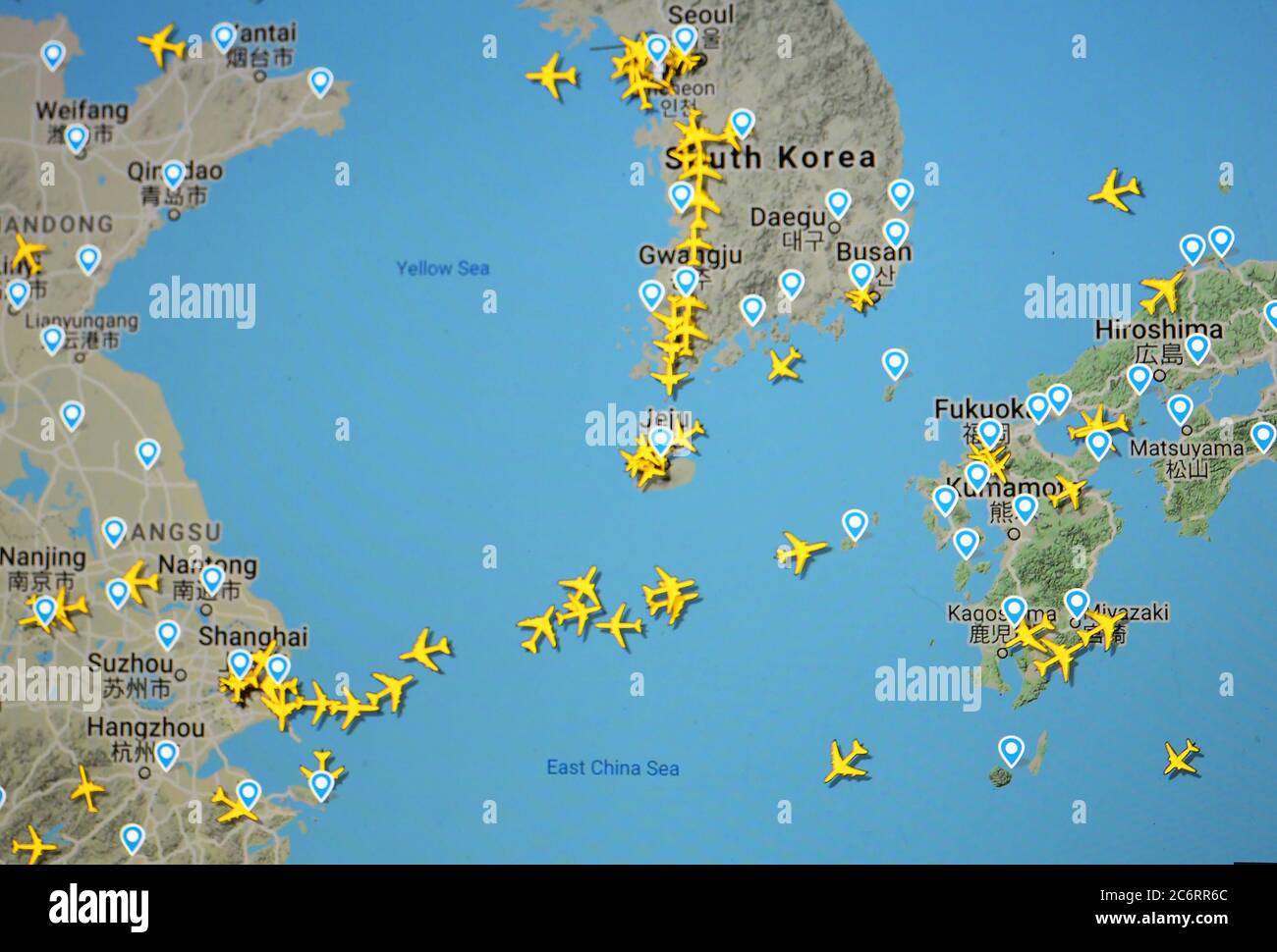 Flugverkehr über Shanghai, Seoul, Fukuoka (12. juli 2020, UTC 22.08) im Internet mit Flightradar 24-Standort während der Coronavirus-Pandemie Stockfoto