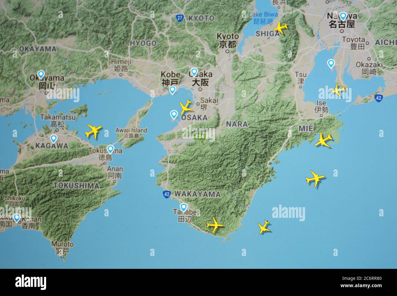 Flugverkehr über Osaka (11. juli 2020, UTC 22.03) im Internet mit Flightradar 24-Standort während der Coronavirus-Pandemie Stockfoto