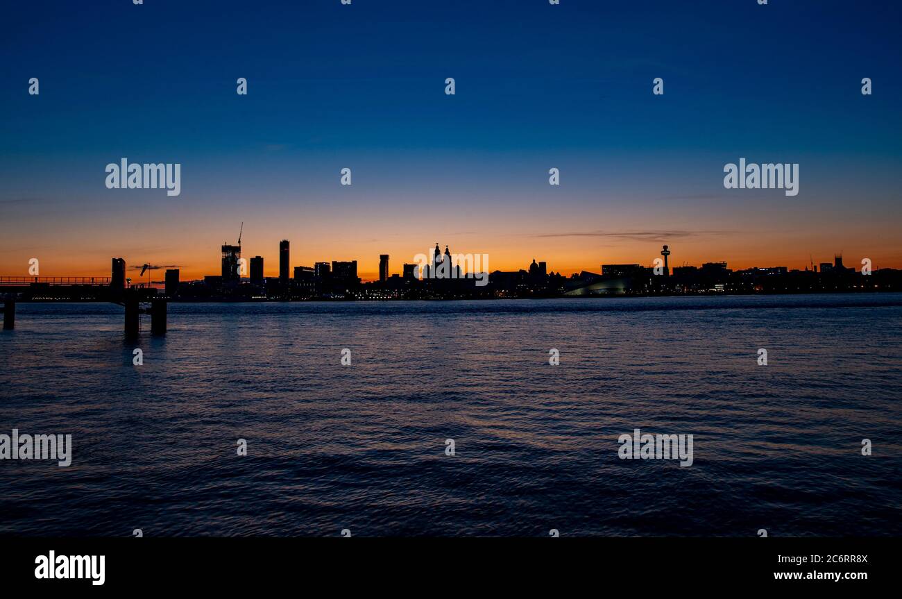 Die Farben des Morgenhimmels über Liverpools Uferpromenade am Fluss Mersey vor dem Sonnenaufgang. Stockfoto