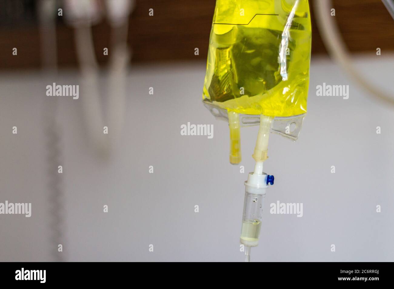 Gelber Tropfserumbeutel Stockfoto