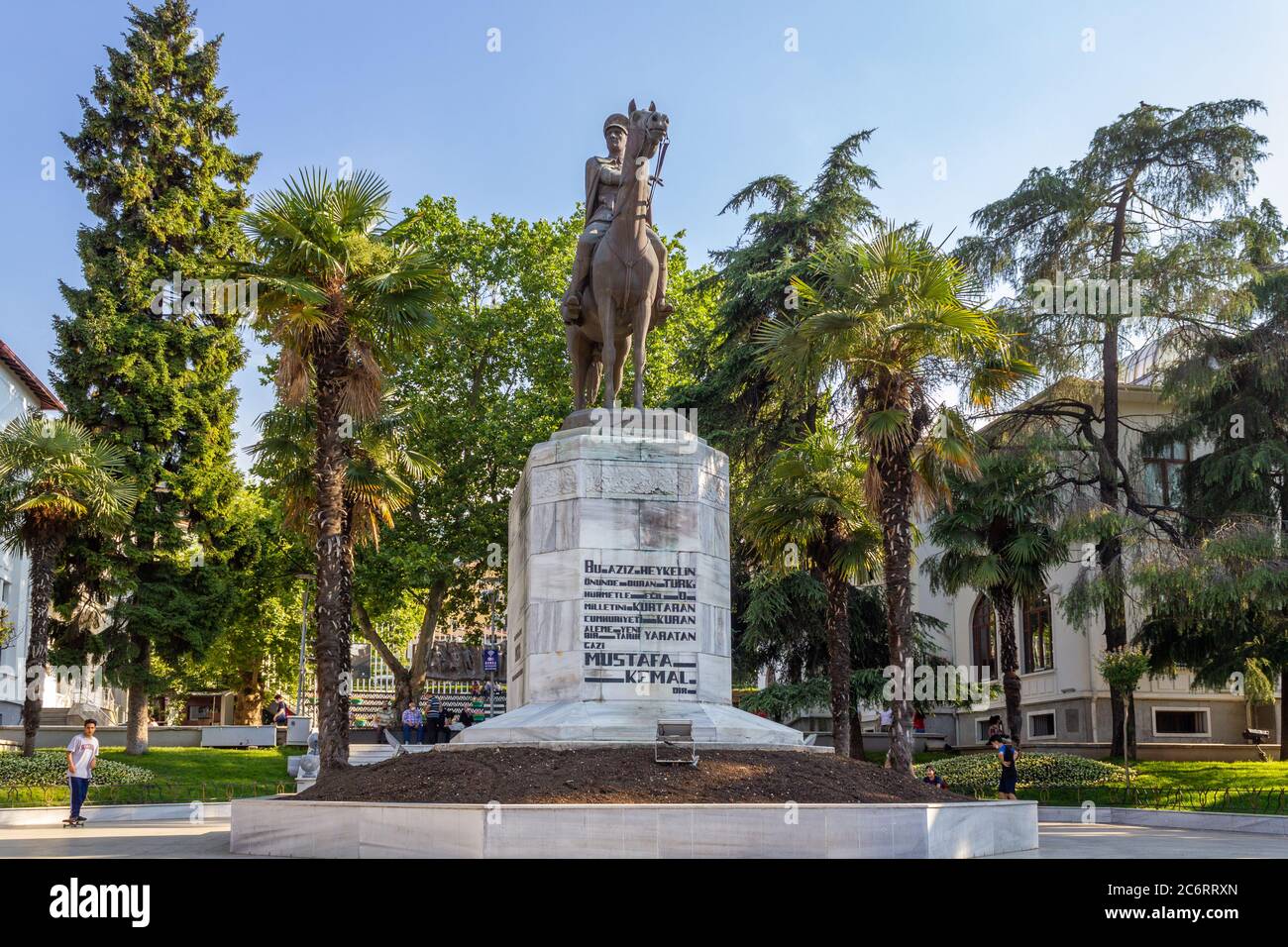 Bursa / Türkei - Juni 24 2020: Bursa Stadtzentrum, Heykel Platz und Atatürk Statue Stockfoto
