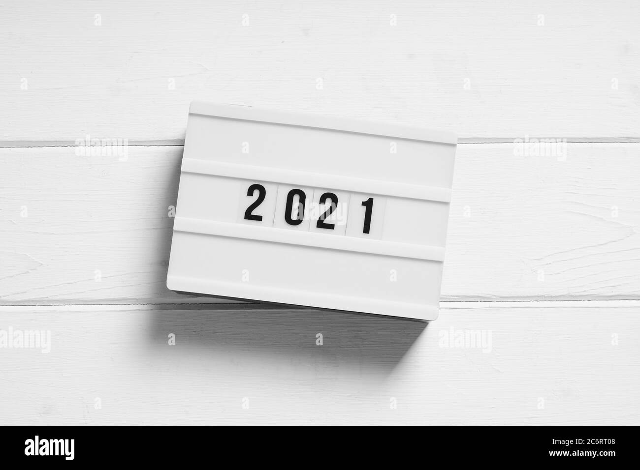 Jahr 2021 auf Leuchtkasten Zeichen - minimalistische Vorschau oder Review-Konzept Stockfoto