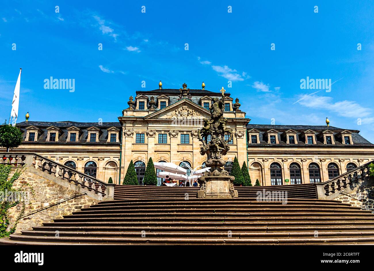 Fulda, Deutschland - Orangery Terrasse mit dem Flora Vasendenkmal im Schlossgarten. Stockfoto