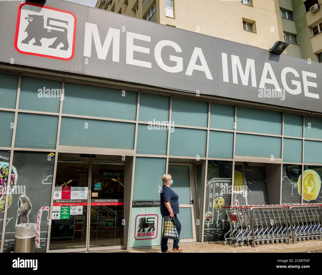 Bukarest/Rumänien - 06.22.2020: Logo des Mega Image Supermarkts am Eingang des Stores in Bukarest. Mega Image ist ein Teil der Delhaize Gruppe. Stockfoto