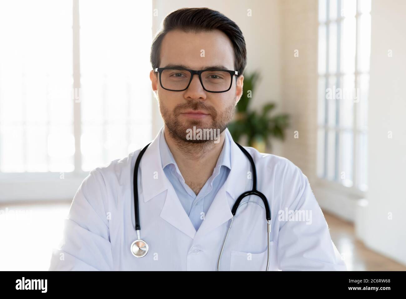 Kopf erschossen Porträt zuversichtlich männlichen Arzt gp trägt Brille Stockfoto