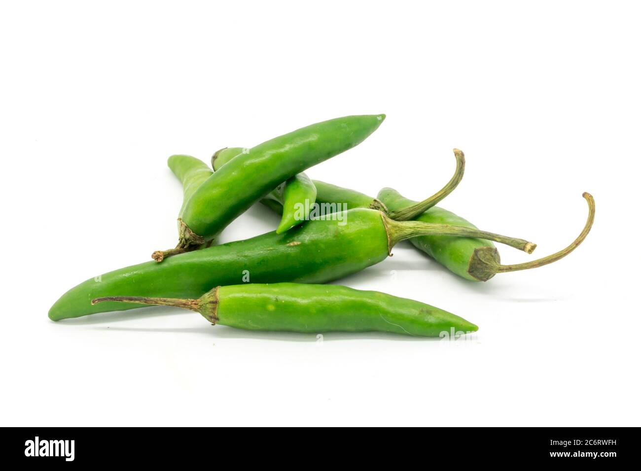 Grüne Finger Chilis vor weißem Hintergrund Stockfoto