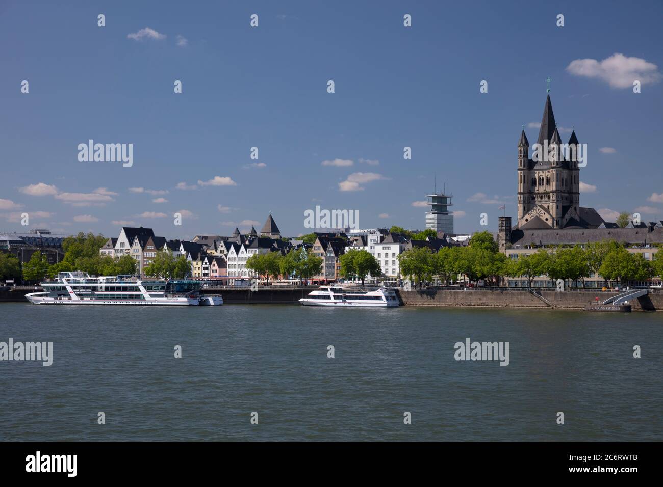 Rheinufer mit Kirche Groß St. Martin, Köln, Nordrhein-Westfalen, Deutschland, Europa Stockfoto